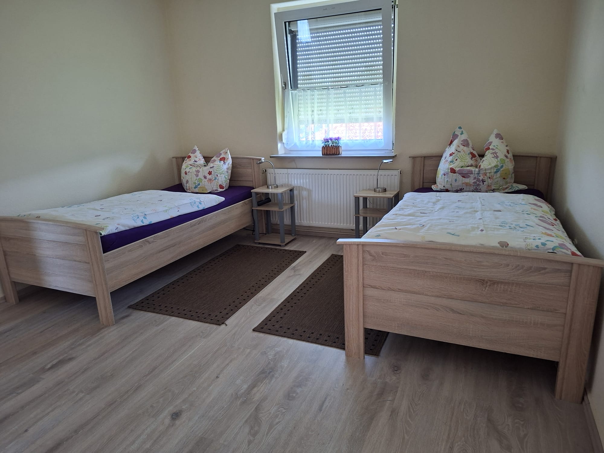 Schlafzimmer mit zwei Einzelbetten – Wohnung im Erdgeschoss